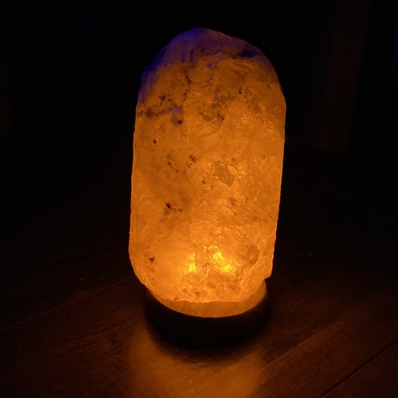 Selling a salt lamp! Works perfectly and it’s in good condition. Hasn’t been use - Picture 4 of 4